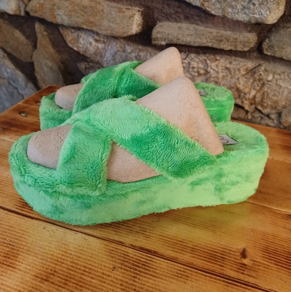 Jessica Simpson Shoes - JESSICA SIMPSON PLATTFORM FAUX FURRY SIZE 6